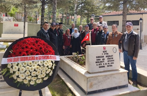 ŞEHİT DEVRE ARKADAŞIMIZ P.ÜTĞM.RAMAZAN AKBULUT'U ŞEHADET YILDÖNÜMÜNDE KABRİ BAŞINDA ANDIK