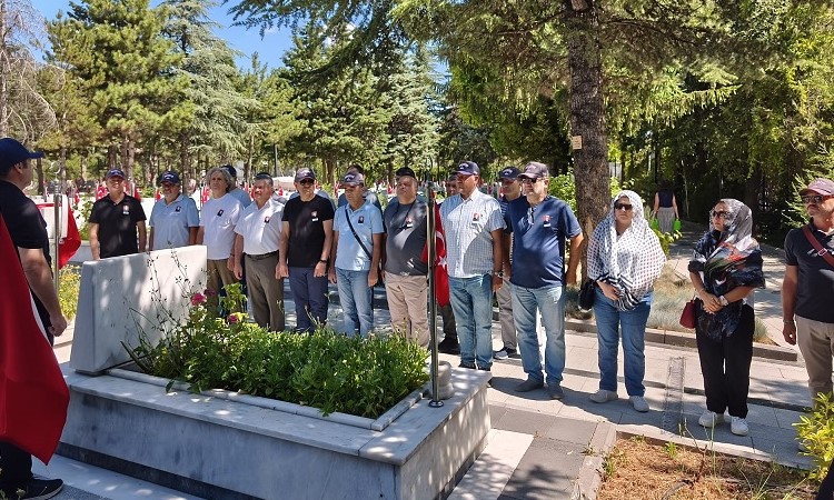 ŞEHİT MU.YZB.YÜCEL KENTERİN KABRİ BAŞINDA ANILMASI